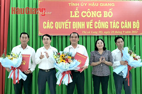 Đồng chí Nghiêm Xuân Thành (thứ 2 từ trái sang), Ủy viên Ban Chấp hành Trung ương Đảng, Bí thư Tỉnh ủy, trao quyết định và hoa cho các cán bộ.